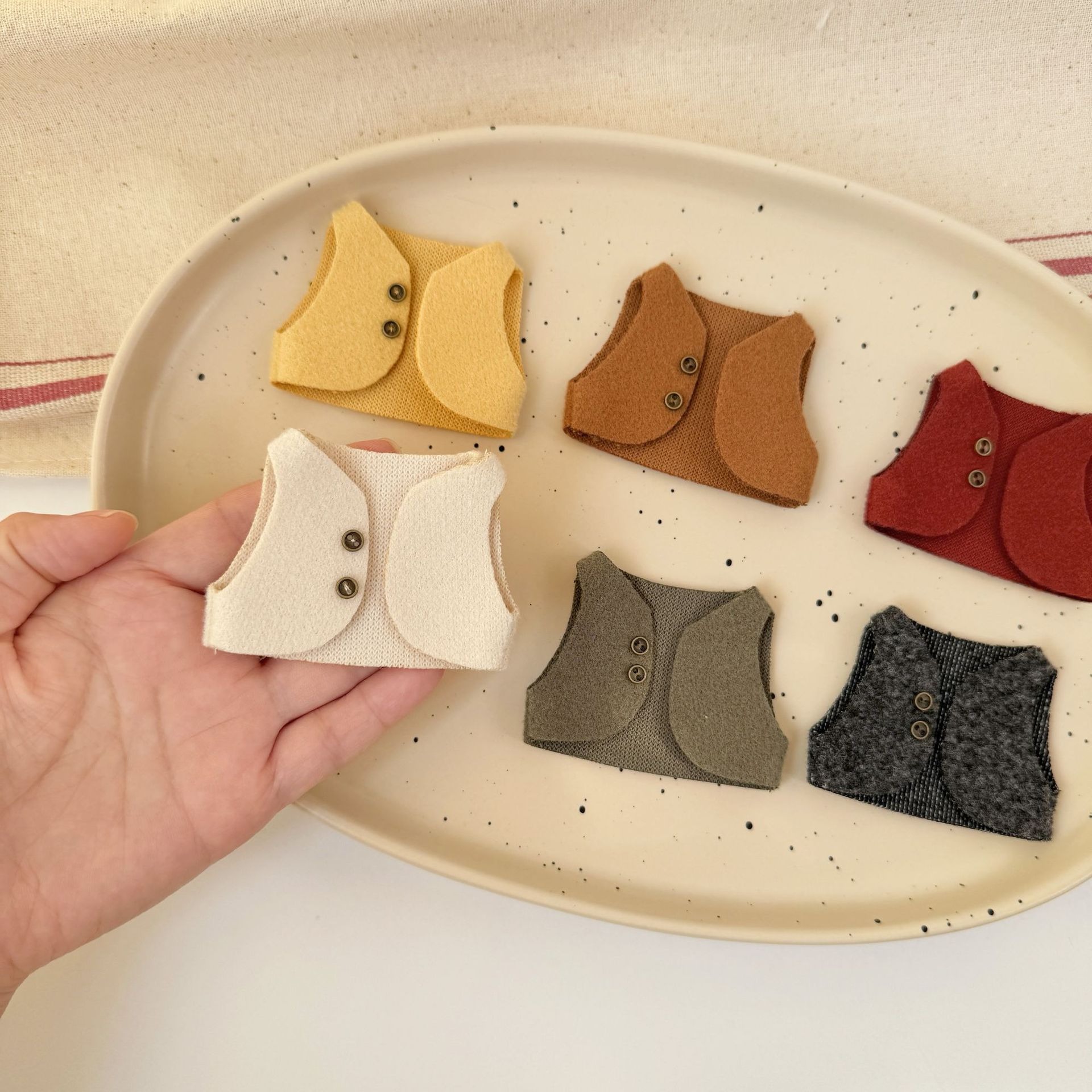 Vintage Fashion Stores - Handgemaakte 10cm poppenkleding vintage wollen vest